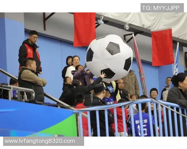 足球明星龙珠在赛场上激情庆祝进球引发全场热烈欢呼与狂欢气氛